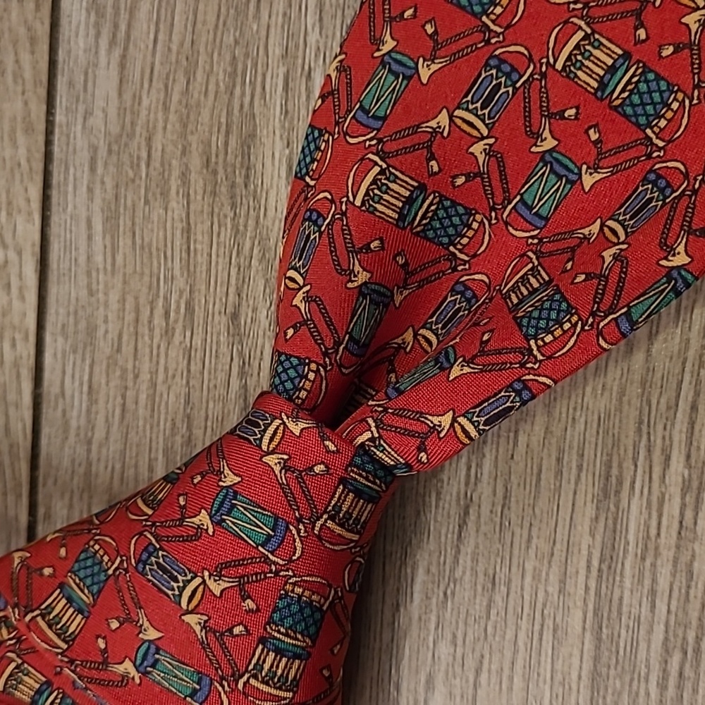 SALVATORE FERRAGAMO Italy Red Whimsical Horns Baskets Pattern‎ Mens Silk Tie